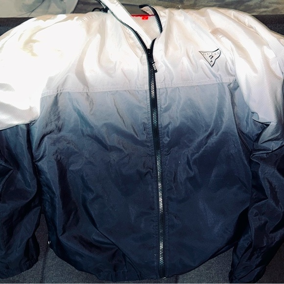 Ladies’ Guess windbreaker/light jacket, zipper close, with optional hood. Size M - Picture 4 of 7